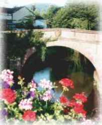 Die Schutter durchfließt eine über 200 Jahre alte und noch genutzte Brücke in Lahr.